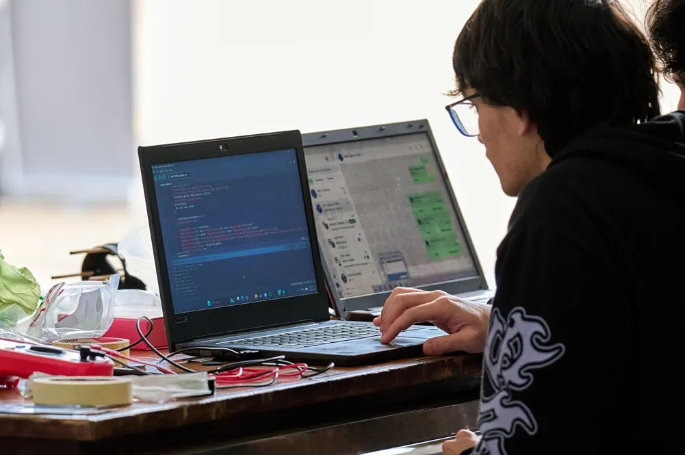 Estudiantes trabajando en el desarrollo de un cohete para el DACE